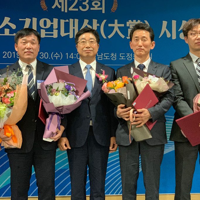 191030-2-경남중소기업대상-시상식-정영창이사-수상